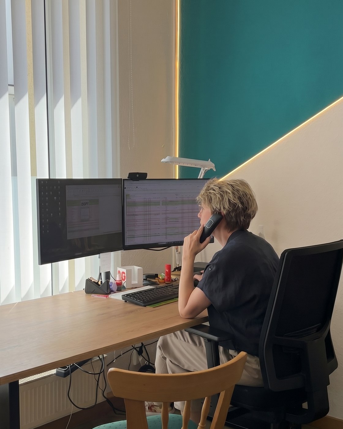 HKE-Mitarbeiterin am Arbeitsplatz im Telefonat, Kundenservice aus der Lausitz.