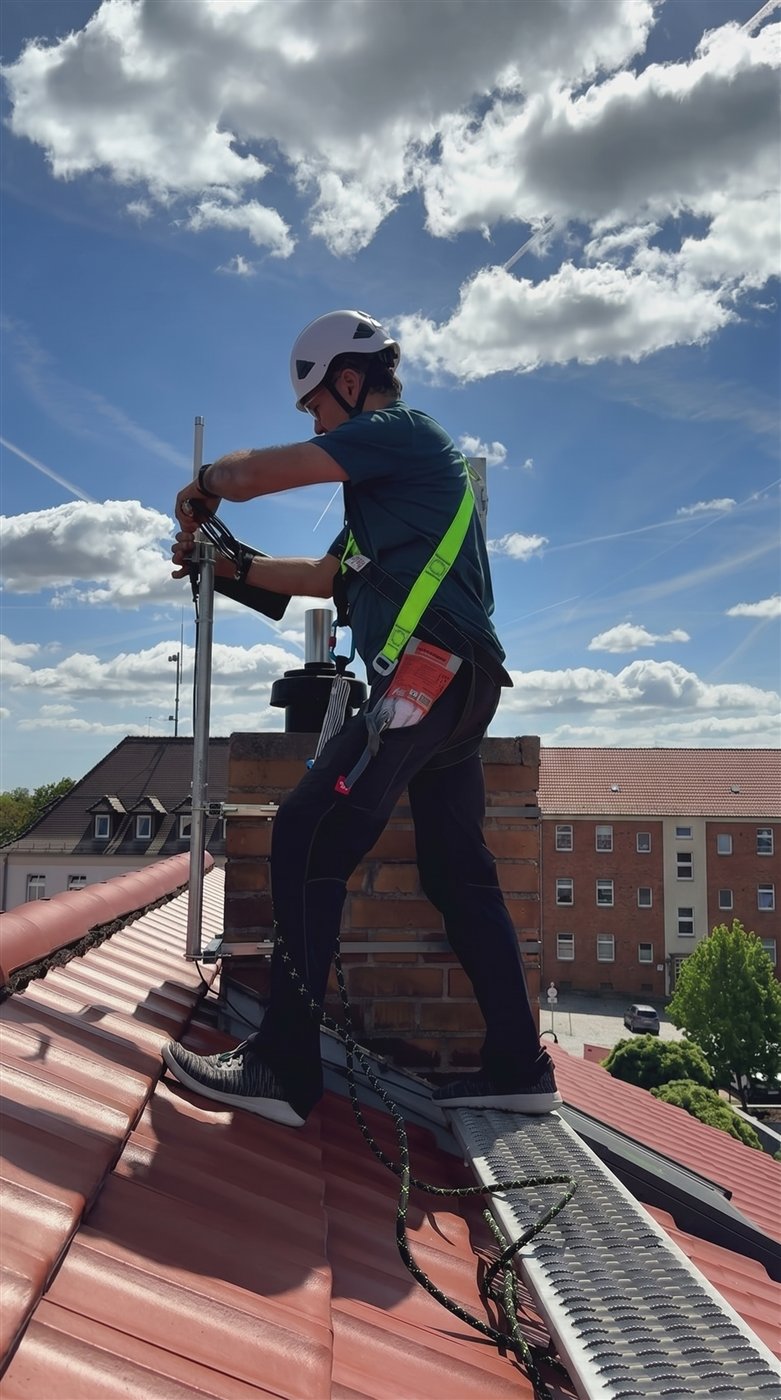 HKE-Monteur bei der Arbeit auf einem Dach in der Lausitz.